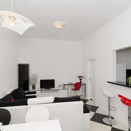 Cinema Close To Port *