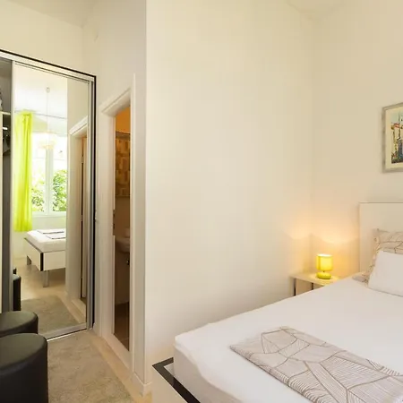 Cinema Close To Port 아파트 *