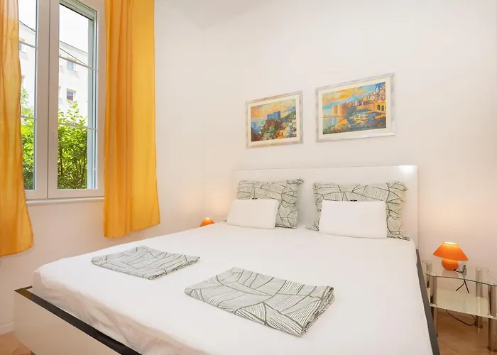 Cinema Close To Port Dubrovník