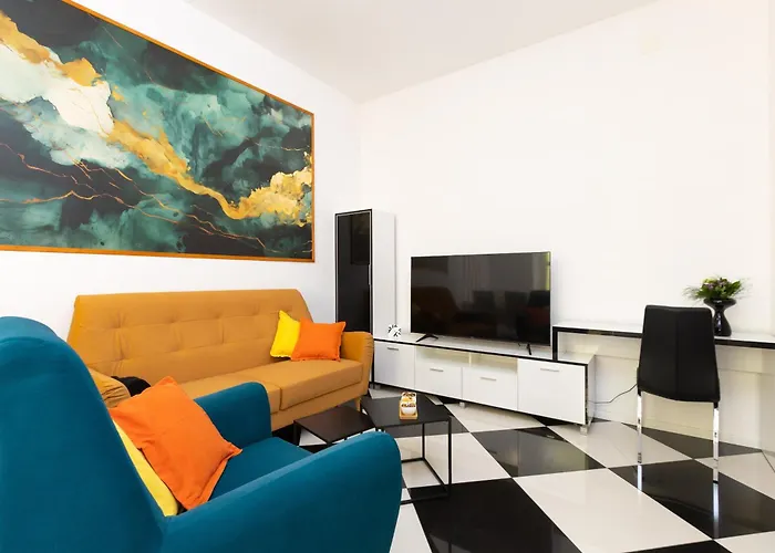 Cinema Close To Port *