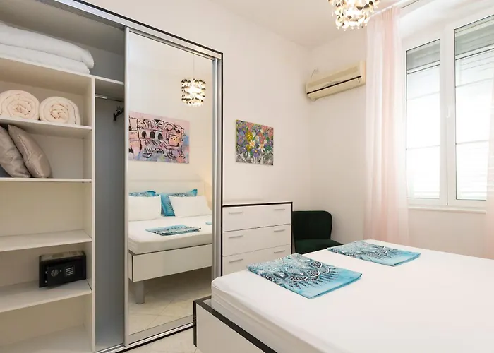 Cinema Close To Port Dubrownik