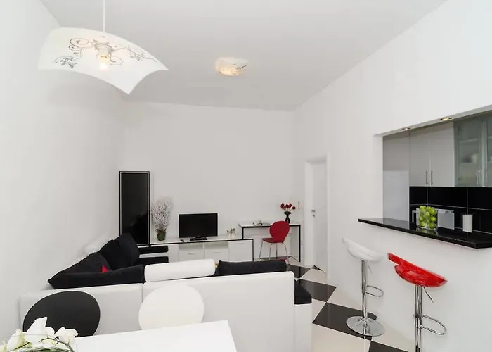 Cinema Close To Port *